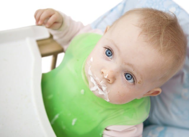 baby som har spist probiotisk mat for å bedre tarmfloraen