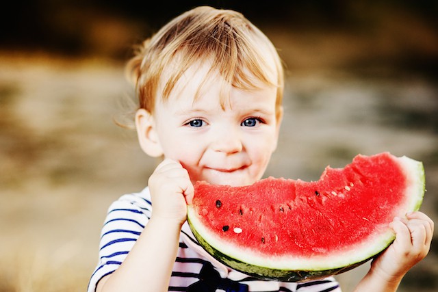 Gutt spiser økologisk melon