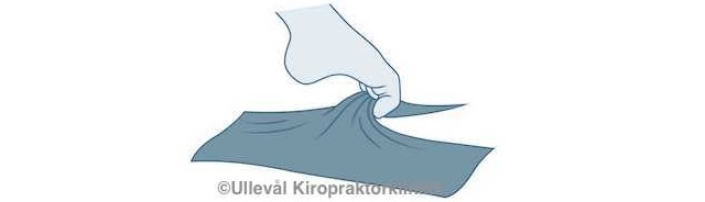 Illsutrasjon av fot som plukker opp ett håndkle med tærne