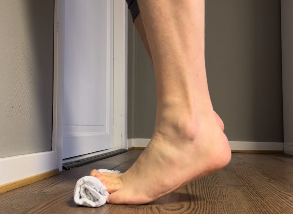 Tåhev øvelse med håndkle under foten